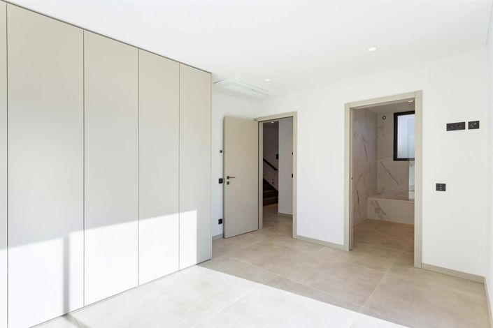 Image No.11-3 Bed House for sale