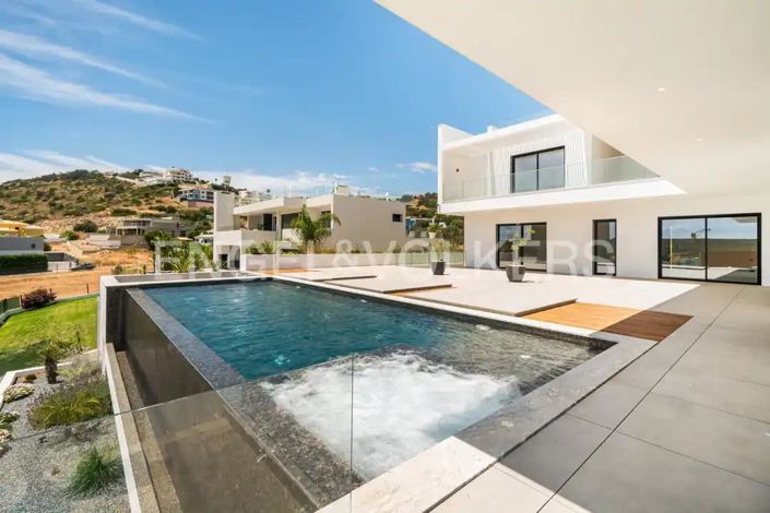 Image No.2-4 Bed House for sale