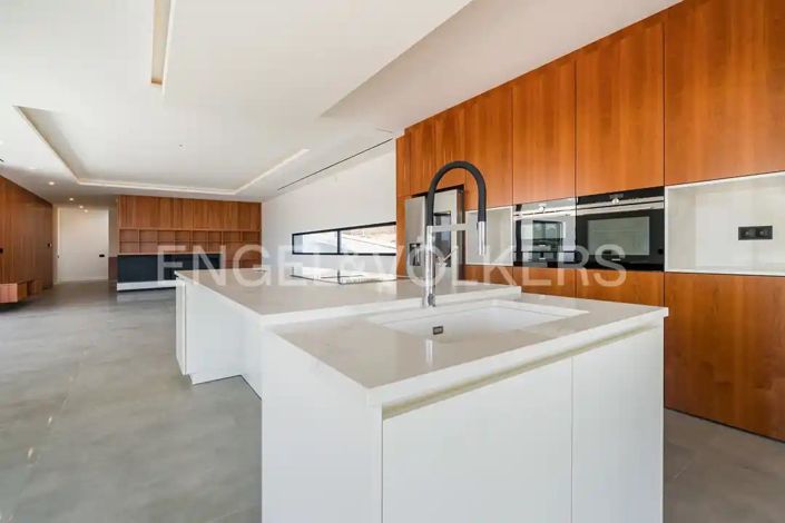 Image No.29-4 Bed House for sale