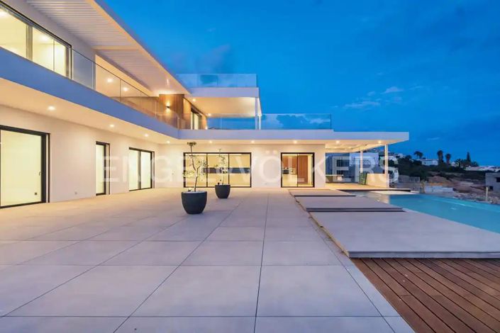 Image No.8-4 Bed House for sale