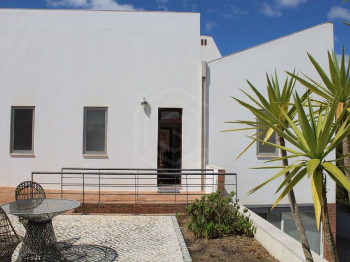 Image No.1-4 Bed House for sale