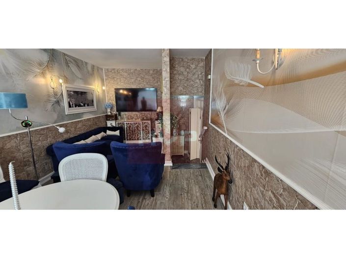 Image No.10-3 Bed House for sale