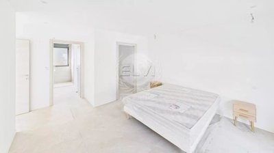 axjhrhi8za95cik812