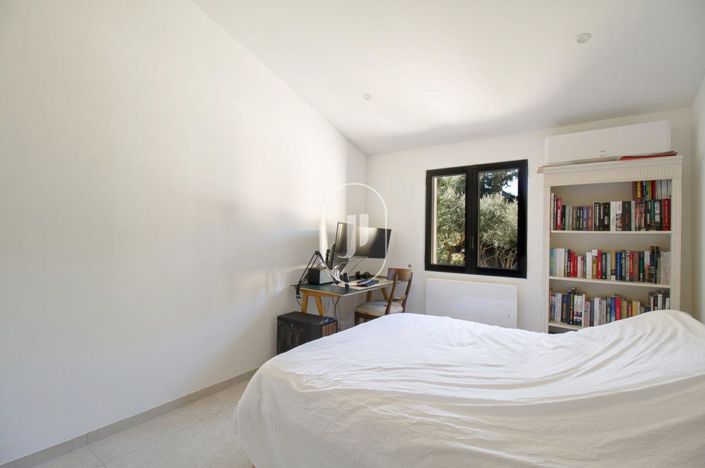 Image No.10-3 Bed House for sale