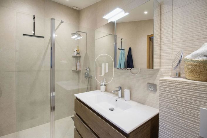 Image No.11-3 Bed House for sale