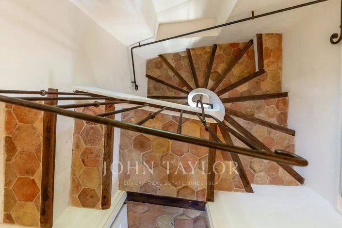 Image No.8-6 Bed House for sale