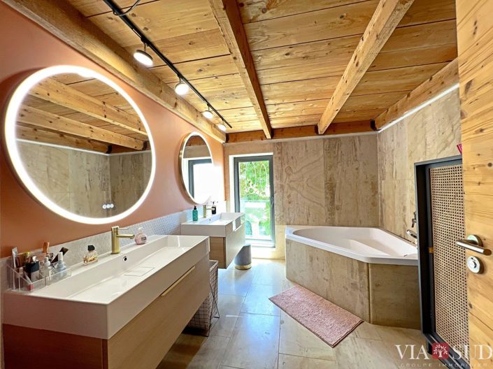 Image No.9-5 Bed Property for sale