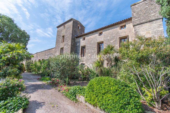 Image No.1-9 Bed House for sale