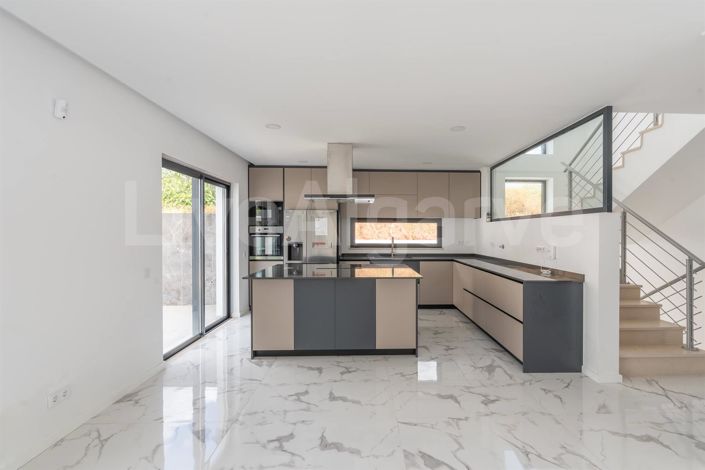 Image No.4-Maison de 4 chambres à vendre à Lagos