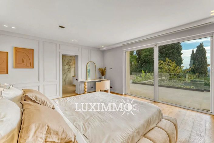 Image No.8-5 Bed House for sale