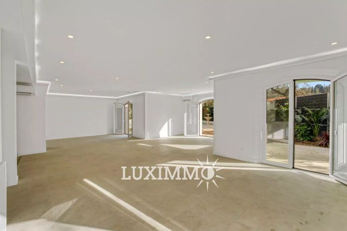 Image No.2-5 Bed House for sale