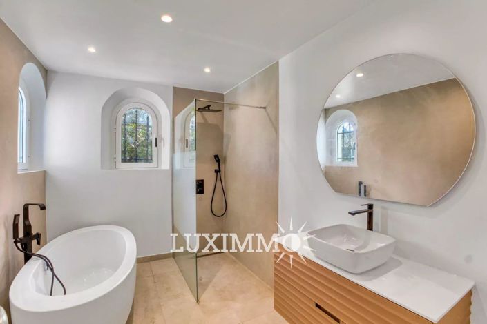 Image No.8-5 Bed House for sale