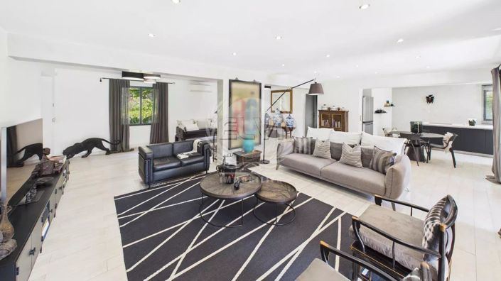 Image No.8-6 Bed House for sale