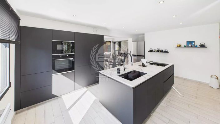 Image No.9-6 Bed House for sale