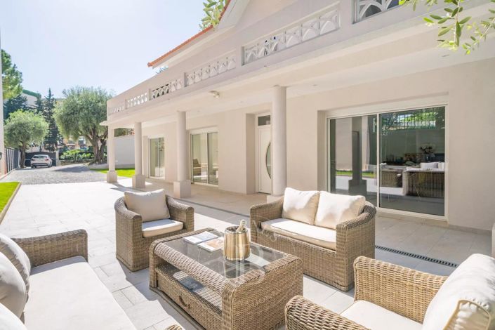 Image No.1-4 Bed House for sale