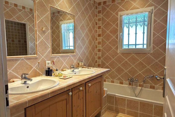 Image No.19-5 Bed House for sale