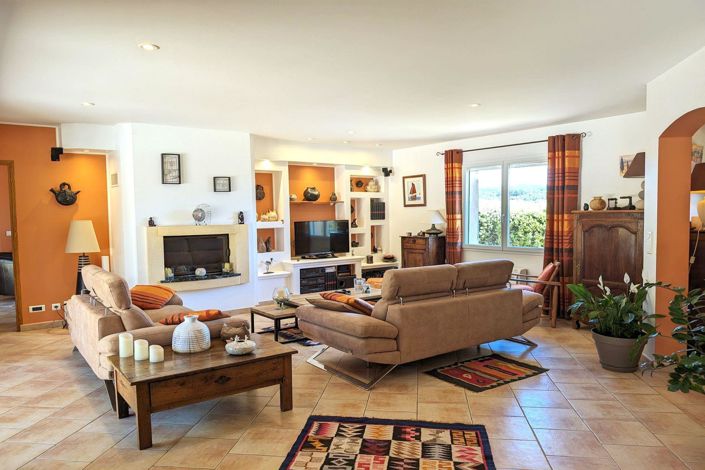 Image No.8-5 Bed House for sale