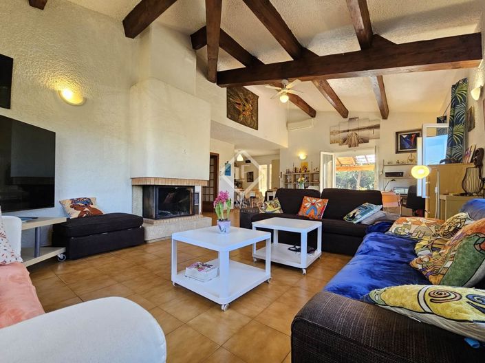 Image No.1-5 Bed House for sale