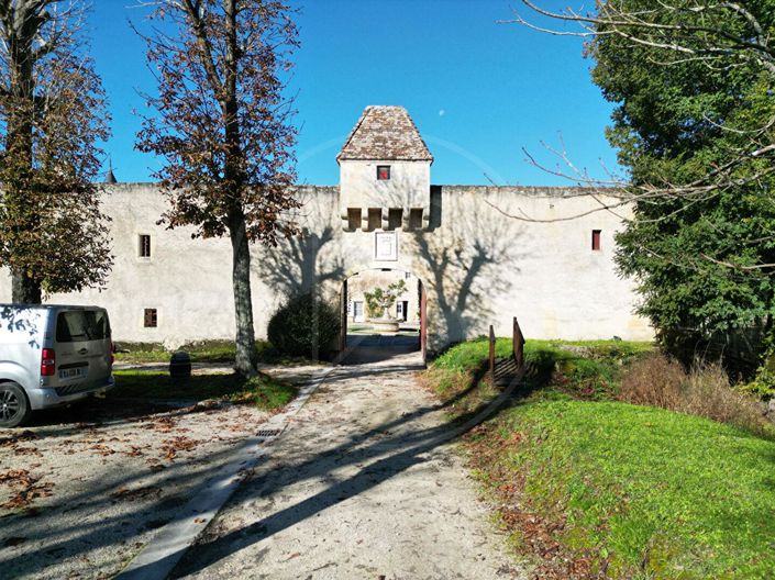 Image No.1-8 Bed House for sale