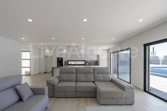 Image No.10-3 Bed House for sale