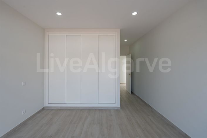 Image No.20-3 Bed House for sale