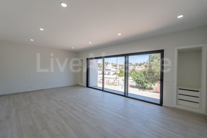 Image No.25-3 Bed House for sale