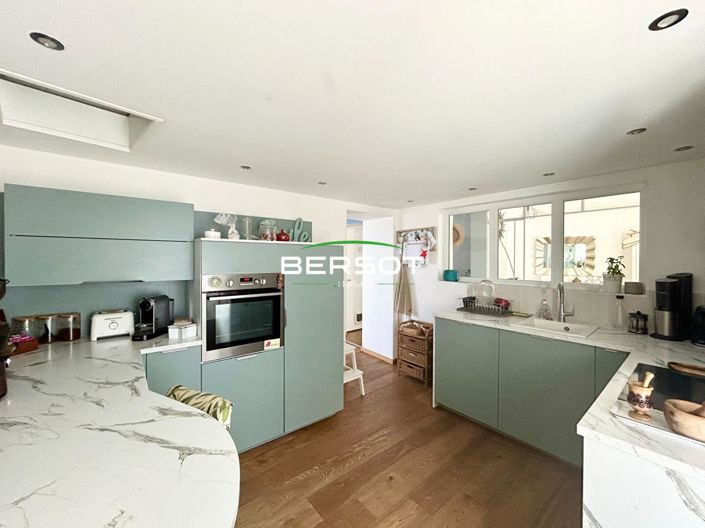 Image No.8-4 Bed House for sale