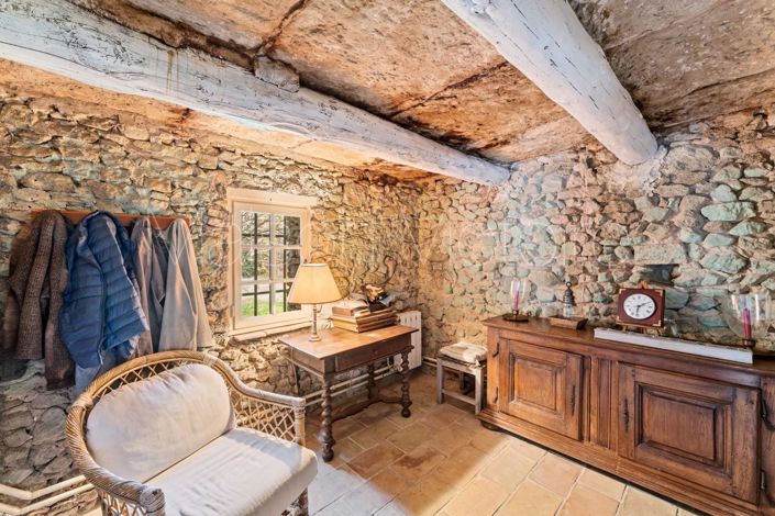 Image No.9-6 Bed House for sale