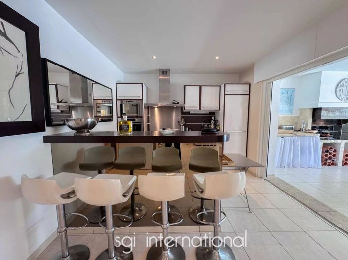 Image No.10-3 Bed House for sale