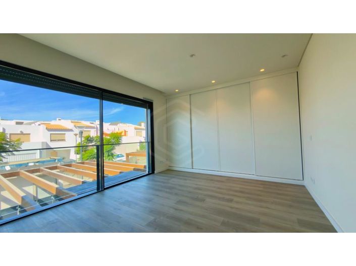 Image No.23-4 Bed House for sale