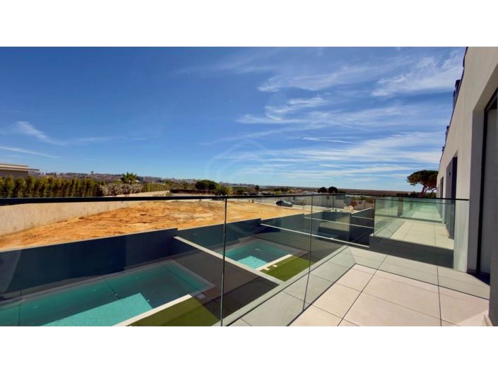 Image No.2-4 Bed House for sale