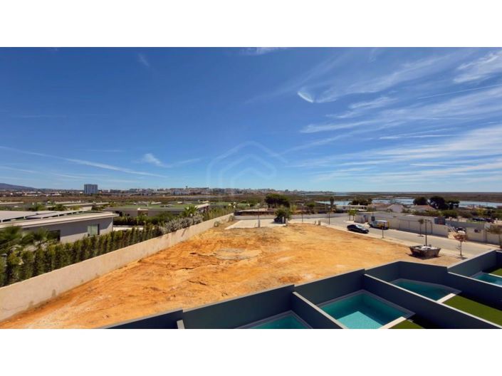 Image No.8-4 Bed House for sale