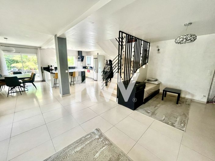 Image No.1-4 Bed House for sale