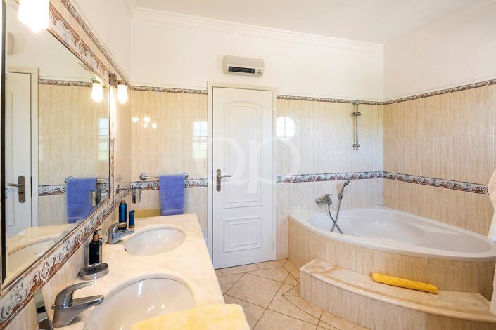 Image No.29-4 Bed House for sale