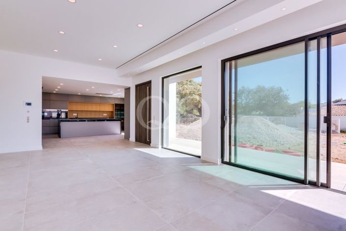 Image No.10-4 Bed House for sale