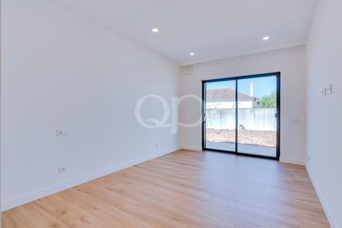 Image No.11-4 Bed House for sale