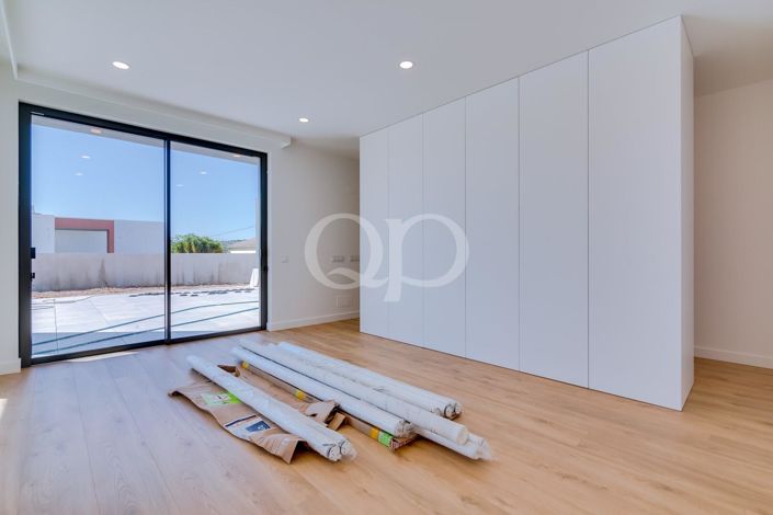 Image No.65-4 Bed House for sale