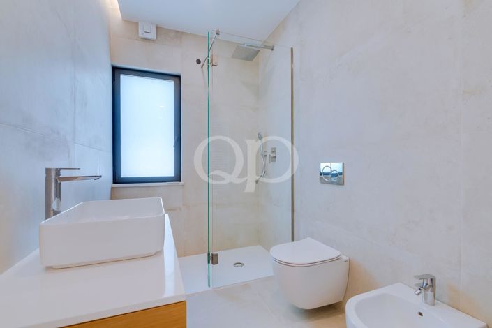 Image No.7-4 Bed House for sale