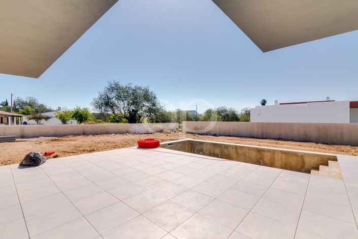 Image No.75-4 Bed House for sale