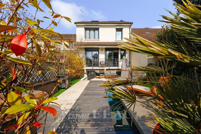 Image No.1-5 Bed House for sale