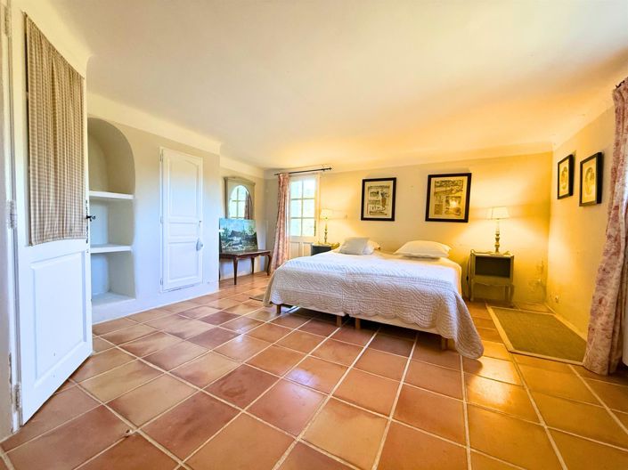 Image No.9-6 Bed House for sale