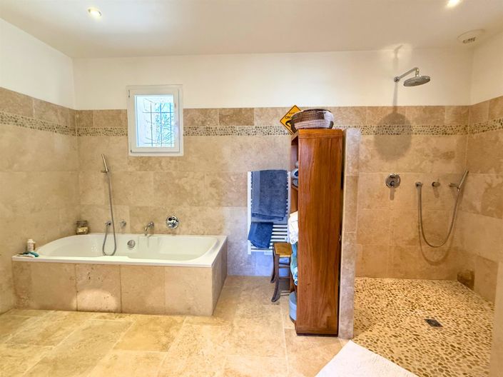 Image No.20-5 Bed House for sale