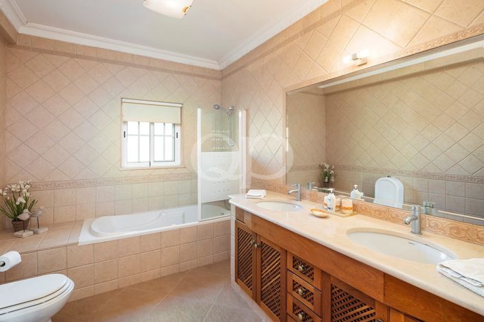 Image No.25-4 Bed House for sale