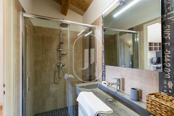 Image No.8-6 Bed House for sale