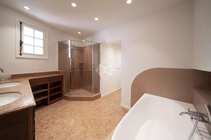 Image No.8-3 Bed House for sale