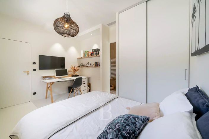 Image No.19-5 Bed House for sale