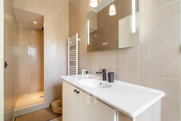 Image No.24-5 Bed House for sale