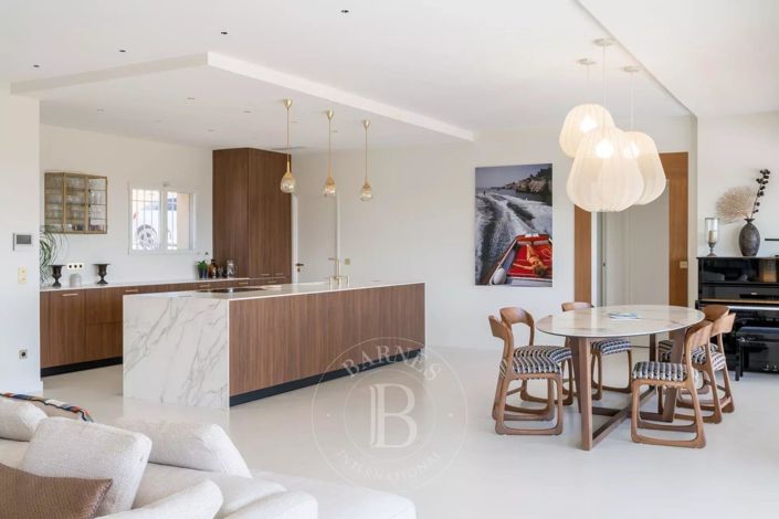 Image No.7-5 Bed House for sale