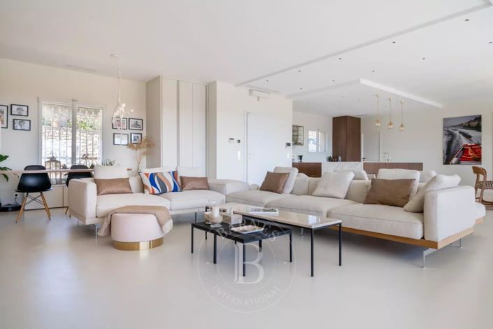 Image No.8-5 Bed House for sale