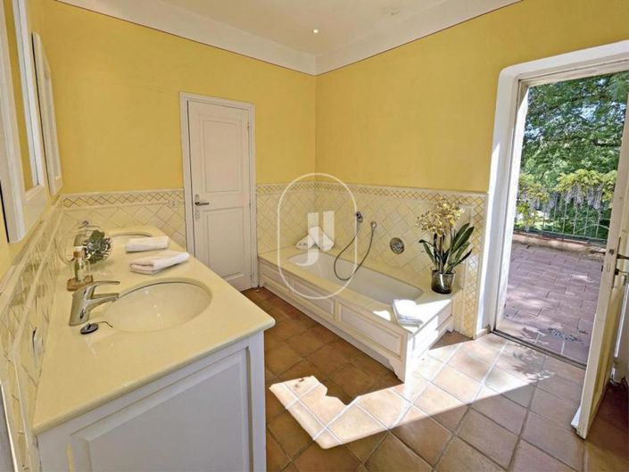 Image No.8-7 Bed House for sale